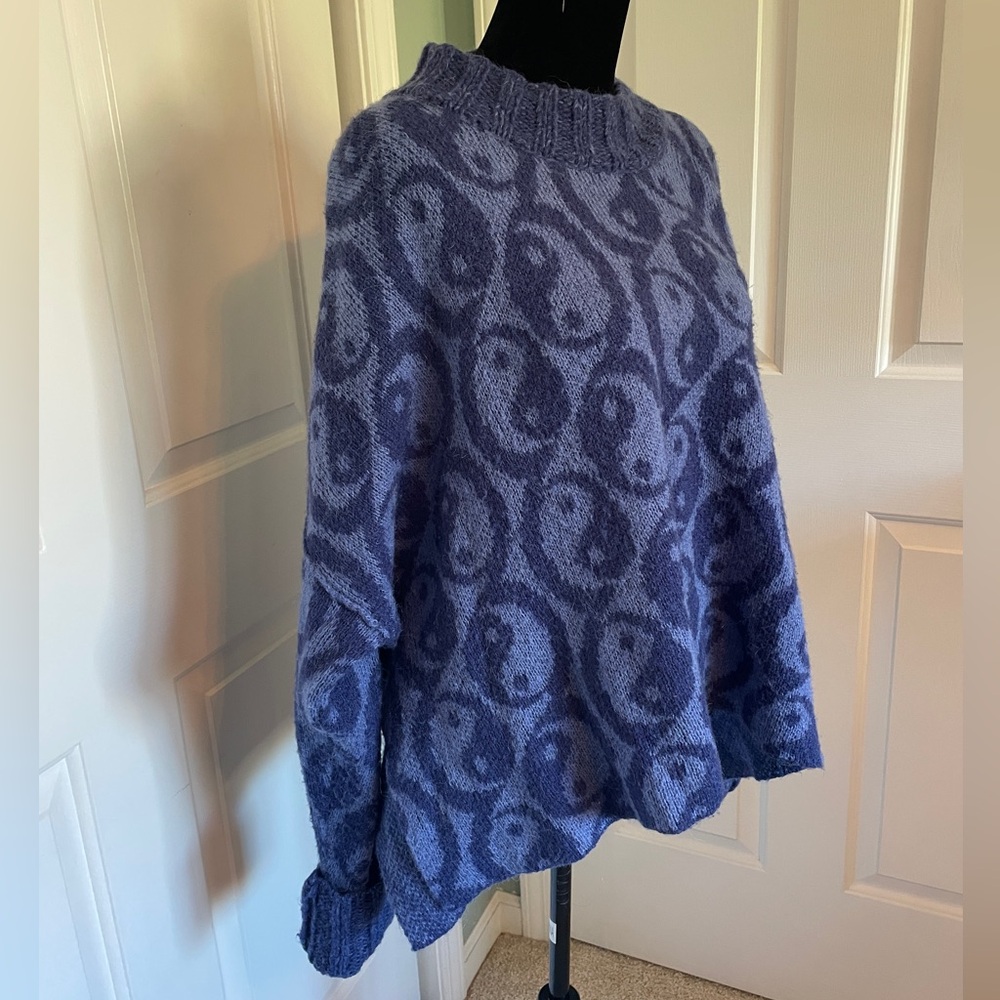 Free People oversized Ying Yang sweater - size Medium